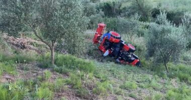 EMRI/ Mjeti bujqësor përmbyset në Lushnjë, humb jetën 65-vjeçari