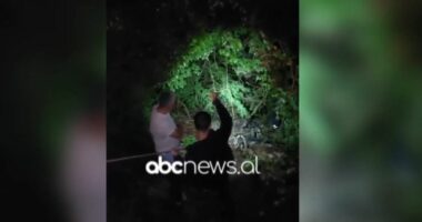 VIDEO/ Aksident pranë “Syrit të Kaltër”, dy persona rrëzohen me motor në humnerë