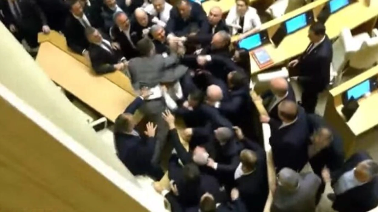 Deputetët e Gjeorgjisë e kthejnë parlamentin në ring boksi  përplasen fizikisht me njëri tjetrin