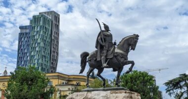 Media italiane: Tirana mes ngjyrave dhe historisë, 10 atraksionet që nuk duhen humbur