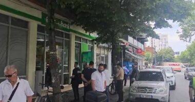 Grabitja e OTP Bank në Tiranë/ Autori i maskuar grabiti 10-15 mijë paund, dyshohet se u arratis me një skuter elektrik