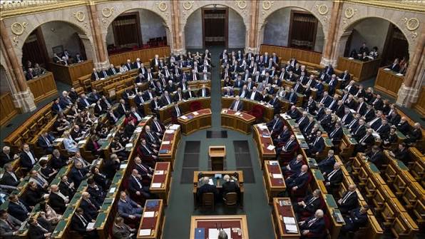 Magyar bllokon rikthimin e Orban  Parlamenti hungarez miraton kufizimin  Vetëm 8 vjet kryeministër