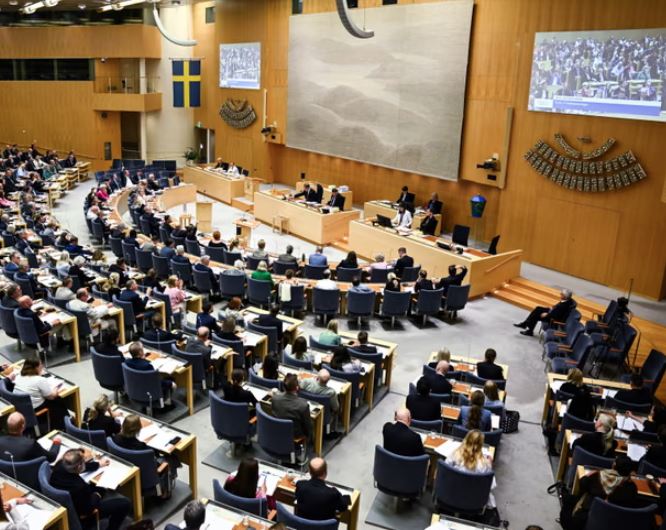 parlamenti-suedez-miraton-ligje-te-reja-qe-ashpersojne-politiken-ndaj-emigracionit