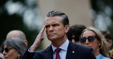Hegseth në Francë nderon ushtarët që dëbuan forcat e Gjermanisë naziste