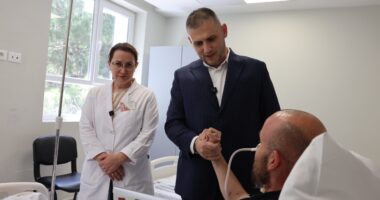 Mbeti i plagosur gjatë operacionit në Maliq/ Hita vizion në spital efektivin Edison Adri: Nuk tërhiqemi asnjë hap përballë krimit