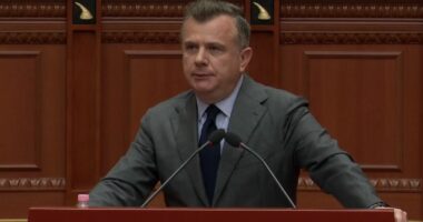 “Protestuesit iu kanë marrë sheshin”/ Balla-deputetëve të opozitës: Ju u mundët, kurse PS nuk e mund dot askush