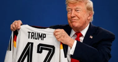 Trump merr dhuratë nga kancelari gjerman, fanellë me emrin e tij dhe numrin 47