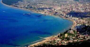 Sezoni turistik/ Vlorë, pezullohen për 3 muaj ndërtimet dhe kufizohet qarkullimi i mjeteve të rënda
