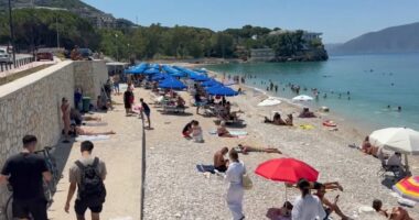 Vlora mbushet me turistë/ Fundjavë e nxehtë në bregdet. Det, kuzhinë dhe mikpritje