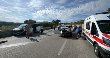 Aksident në bypass-in e Vlorës/ Makina përplaset me furgonin, një i plagosur në gjendje të rëndë