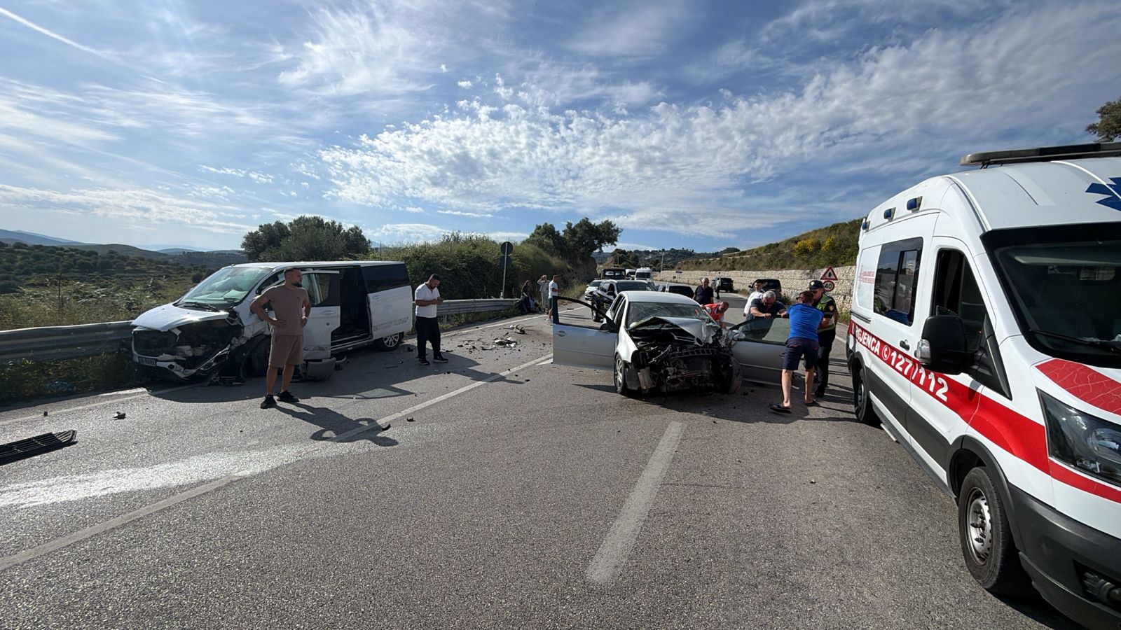 Aksident në bypass in e Vlorës  Makina përplaset me furgonin  një i plagosur në gjendje të rëndë