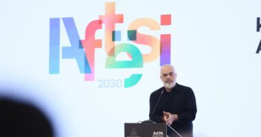 “Arsimi profesional, shtyllë e rëndësishme e ekonomisë”/ Rama: Në turizmin shqiptar pagat nuk janë më të ulëta se në Greqi e Kroaci