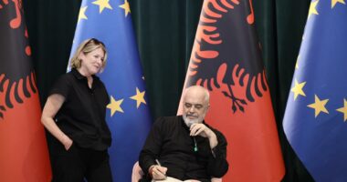 “Për lulen time irlandeze, nga një ‘vrasësh’ flamingosh’, shënimi i Ramës në libër për gazetaren nga Irlanda