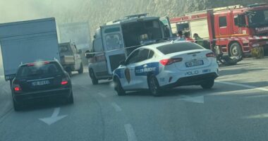 Aksident në Kaninë/ Pas përplasjes automjetet përfshihen nga flakët, një viktimë dhe tre të plagosur