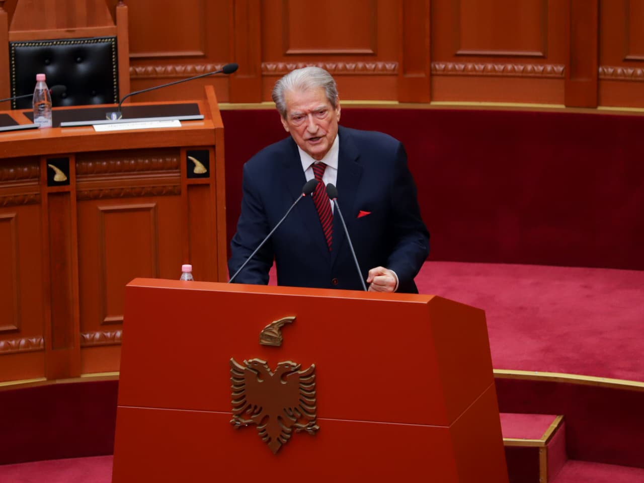Berisha njofton heqjen e “non grata”: “M’u komunikua lejimi për të hyrë në SHBA”, por DASH nuk ka njoftim zyrtar