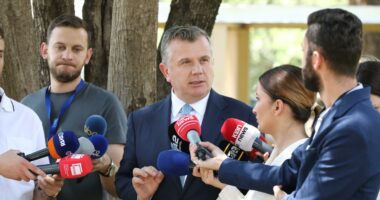 “Neomalësorja”, asnjë shqetësim në PS/ Balla: Le ta provojnë pa grushtin dhe trëndafilin