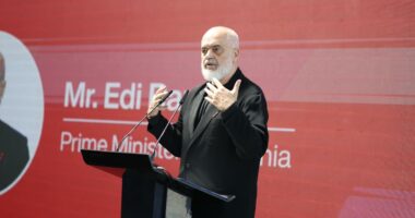“Aeroporti i Vlorës do hapet patjetër”, Rama nga Rinasi: Së shpejti çelet gara për aeroportin sezonal të Gjirokastrës