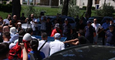 Incidentet para Kuvendit/ Lëndohen katër punonjës policie