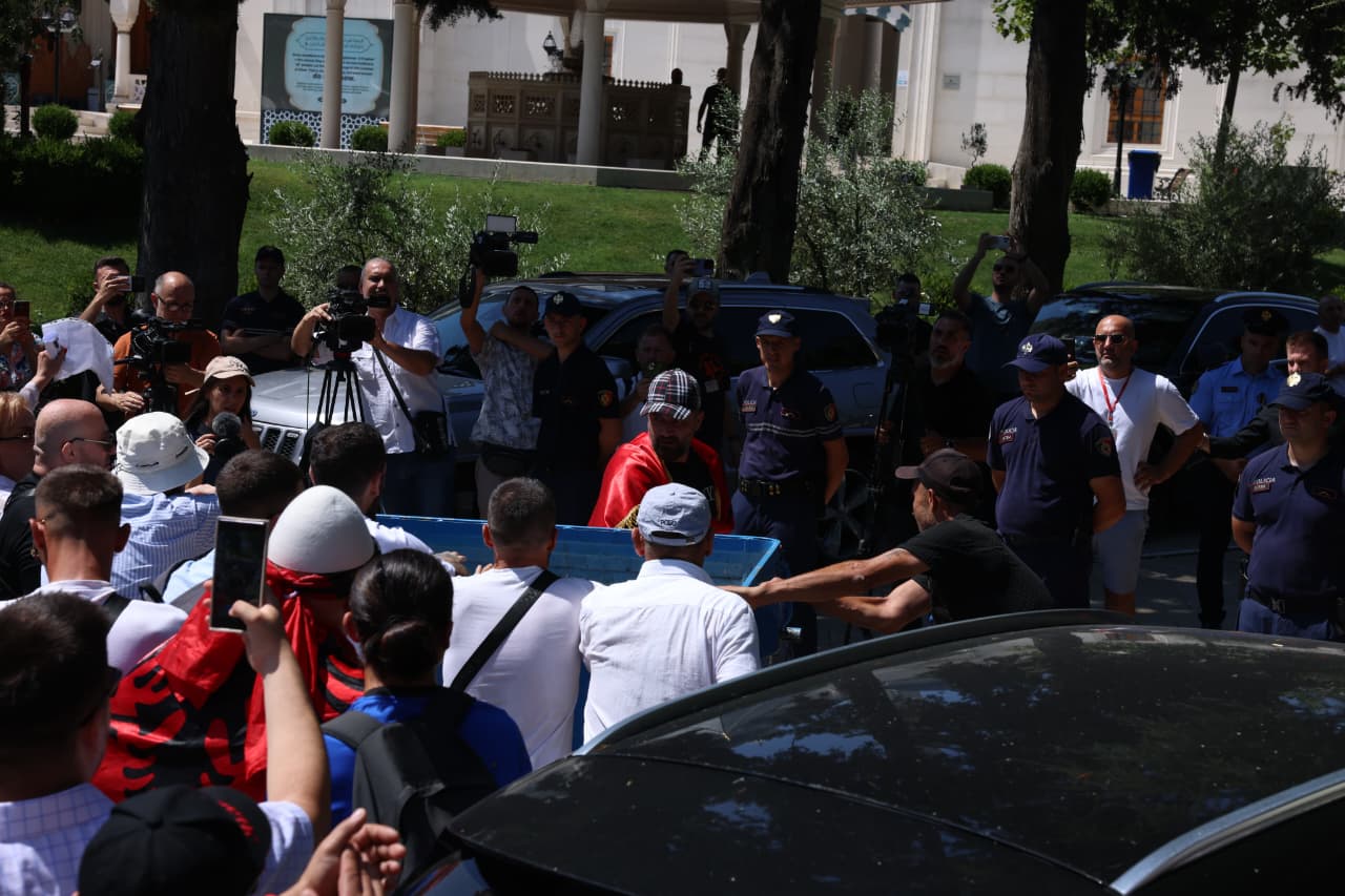 Incidentet para Kuvendit  Lëndohen katër punonjës policie