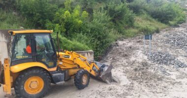 Reshjet e shiut shkaktojnë rrëshqitje dherash në aksin Moglicë–Gramsh, vështirësi në qarkullim