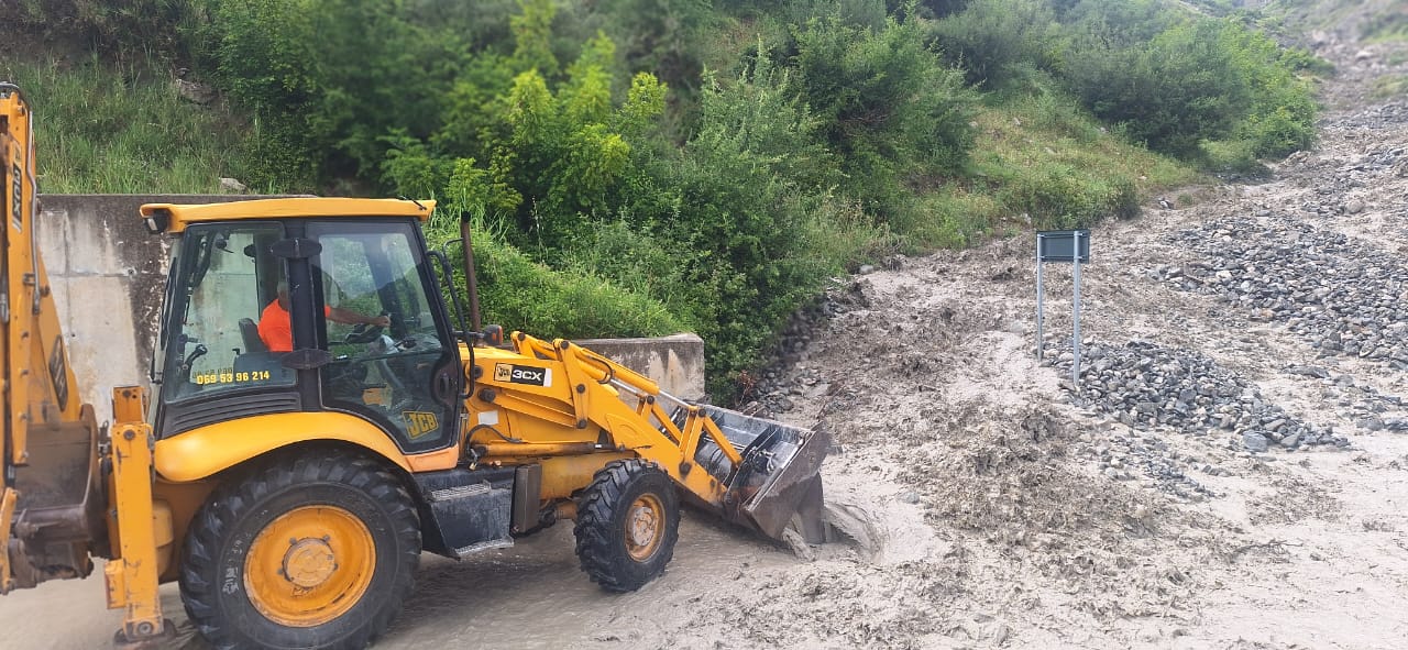 Reshjet e shiut shkaktojnë rrëshqitje dherash në aksin Mogli