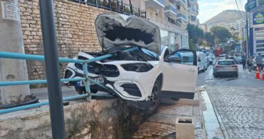 FOTO/ Aksident i frikshëm në Sarandë, makina del nga rruga dhe përplaset me barrierat