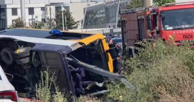 Detaje/ Përmbyset minibusi në autostradën Tiranë-Durrës. Dy viktima dhe 17 pasagjerë të plagosur