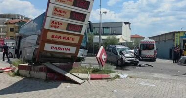VIDEO/ Aksident në Elbasan, autobusi me nxënës përplaset me tabelën e një karburanti dhe një automjet