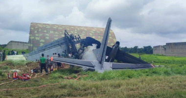 VIDEO/ Një avion rrëzohet dhe përfshihet nga flakët në bazën ajrore në Indi