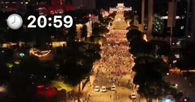 Ora 21:00, pamjet me dron/ Ja sa qytetarë iu bashkuan deri tani protestës
