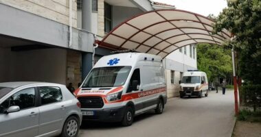 29-vjeçari u paraqitet me dëmtime në spitalin e Korçës, denoncon për dhunë nga policia greke