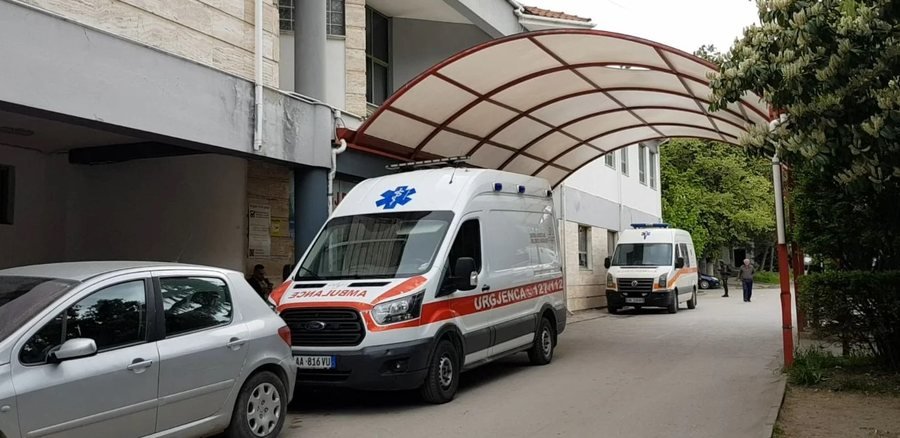 29 vjeçari u paraqitet me dëmtime në spitalin e Korçës  denoncon për dhunë nga policia greke