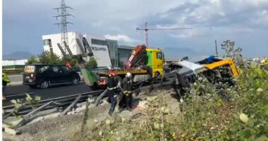 VIDEO/ Aksidenti me një viktimë dhe 12 të plagosur, pamje nga vendngjarja. Momenti kur largohet minibusi i përmbysur
