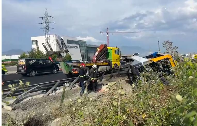 VIDEO/ Aksidenti me një viktimë dhe 12 të plagosur, pamje nga vendngjarja. Momenti kur largohet minibusi i përmbysur