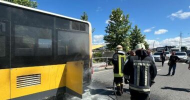 Përfshihet nga flakët autobusi i linjës së Universitetit në Durrës, shpëtojnë pasagjerët