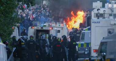 VIDEO/ Dhuna trondit Irlandën e Veriut, incidentet vijojnë prej dy ditësh