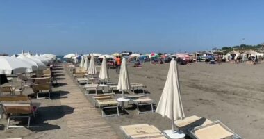 Aksion kundër zaptimit të plazhit/ Sekuestrohen dhjetëra shezlogë të vendosur pa leje në hapësirat publike të Shëngjinit