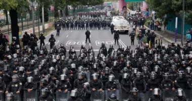 Qindra policë vendosen në Mexico City para hapjes së Kupës së Botës