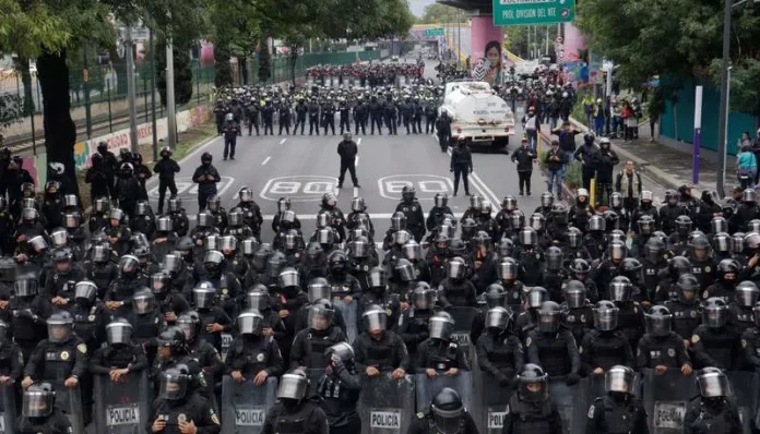 Qindra policë vendosen në Mexico City para hapjes së Kupës së Botës