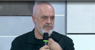 Rama “Townhall” në Zvërnec/ Fluturon nga Samiti në Vlorë, përballet me banorët e fshatit