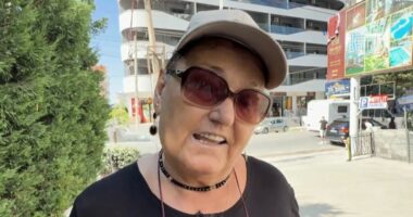 Çdo ditë pranë turistëve/ Toni Suli, 74-vjeçarja që mikpret vizitorët në qytetin bregdetar