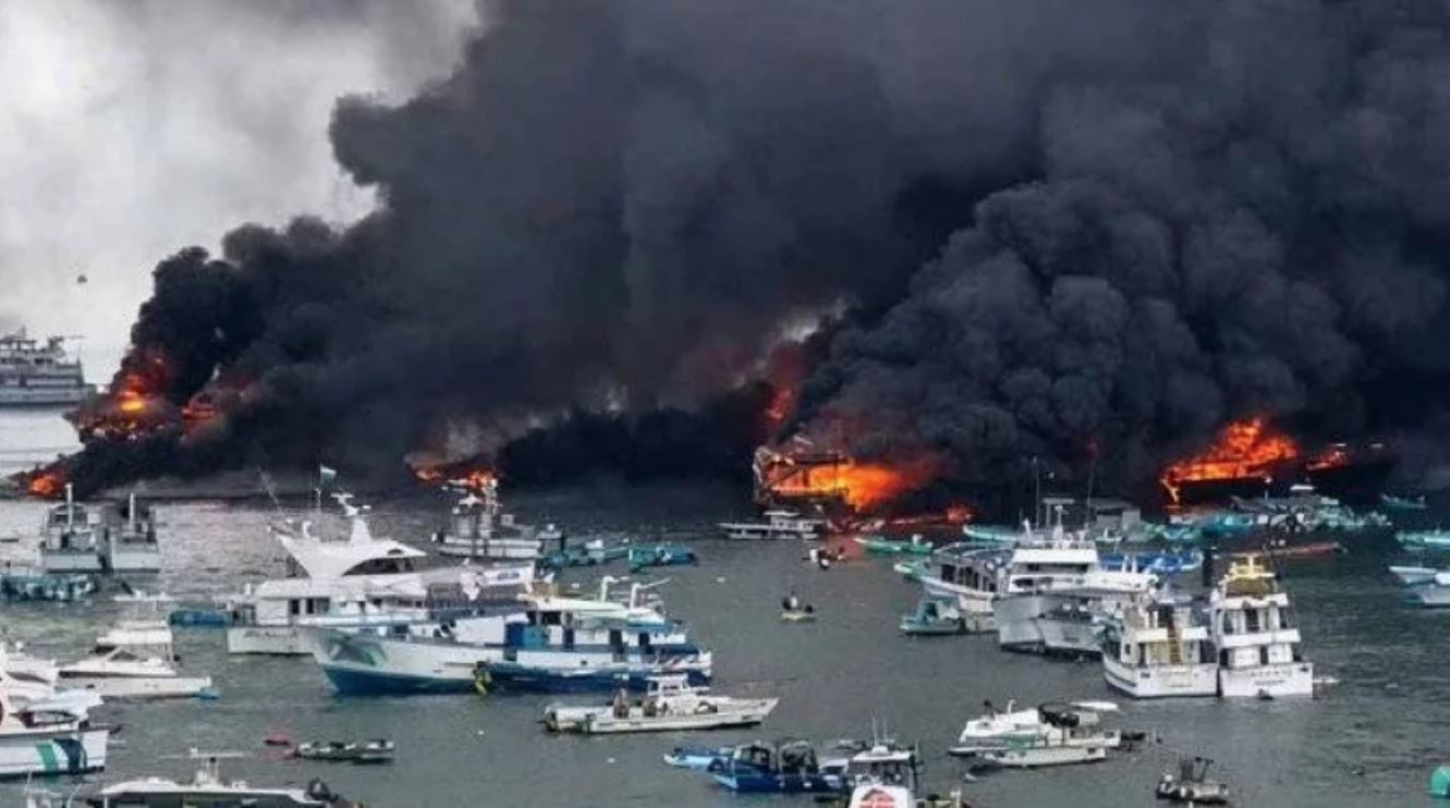 Zjarr i përmasave të mëdha dhe kaos në Ekuador  digjen 35 anije peshkimi në portin e Mantas