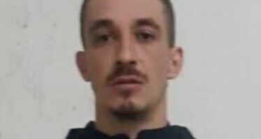 U kap me armë te dera e shtëpisë së Ilir Selmanit, arrestohet Emiljano Nina