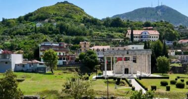 “Turizëm dhe histori”/ Rreth 15 mijë vizitorë në Memorialin e Vendvarrimit të Heroit Kombëtar