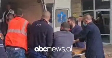 VIDEO/ Vrau një efektiv dhe plagosi një tjetër, momenti kur autori mbërrin në spital