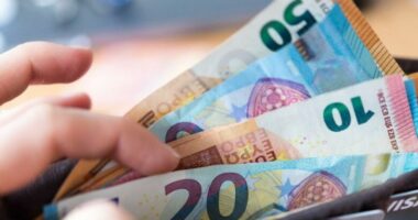Euro vijon dobësimin, BSH: Një euro po këmbehet me 94 lekë, niveli më i ulët për këtë vit