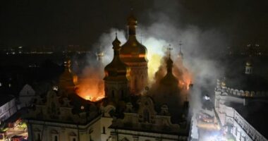 Manastirin ikonik të Kievit e përfshin zjarri gjatë sulmeve vdekjeprurëse të Rusisë në Ukrainë