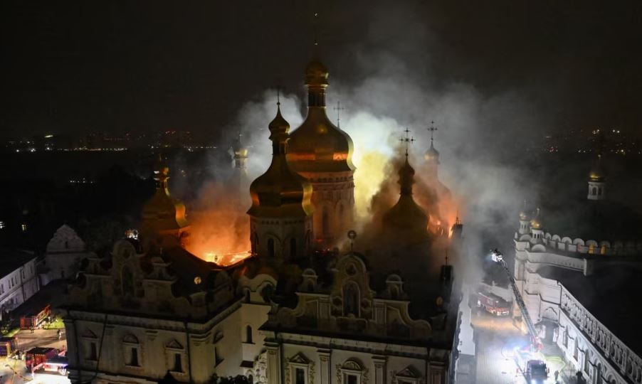 Manastirin ikonik të Kievit e përfshin zjarri gjatë sulmeve vdekjeprurëse të Rusisë në Ukrainë