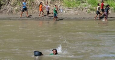 UNICEF: Gjysma e fëmijëve në botë përballen me tre ose më shumë rreziqe klimatike