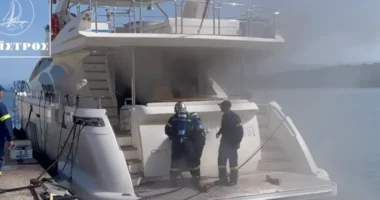 VIDEO/ Zjarr në një jaht luksoz në Greqi, zjarrfikësit ndërhyjnë për të shuar flakët
